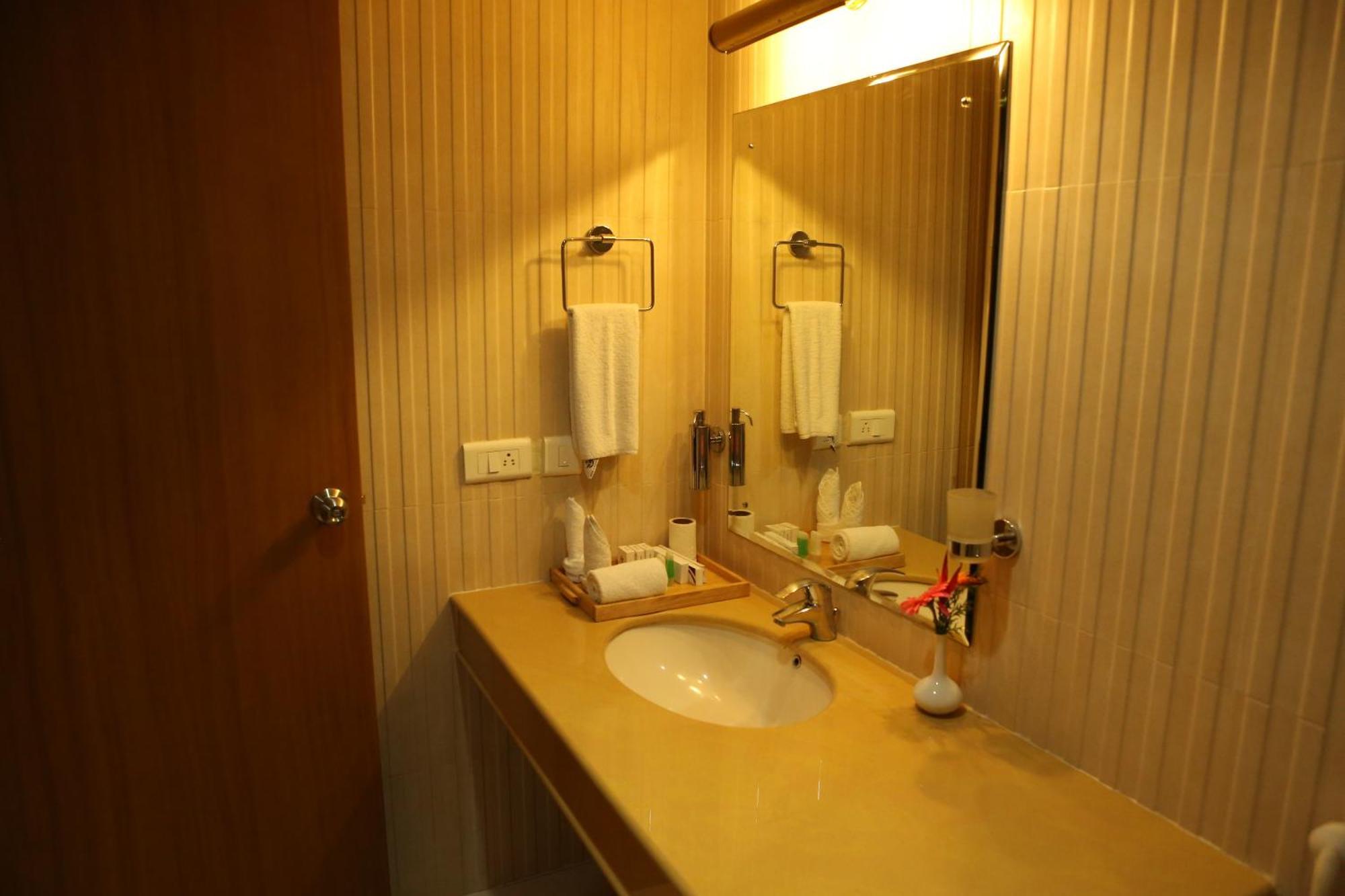 Hotel Airlink Castle Nedumbassery Zewnętrze zdjęcie